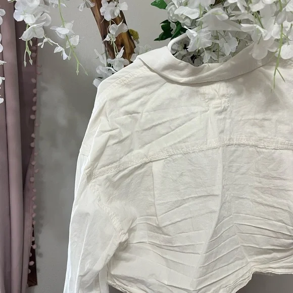 Elegant White Button-Up Women's Top - Picture 6 of 7